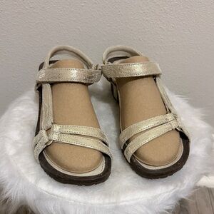 Teva Womens Ventura Cork Wedge Sandal Gold Metallic